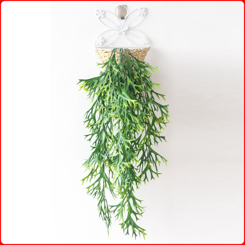 Decor de perete cu 69 coarne de cerb, plante artificiale și fundal cu liane
