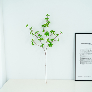 Plantă artificială verde, cu ramură agățată în formă de clopot și frunze cu mai mulți loburi, pentru decorul sufrageriei și al mesei