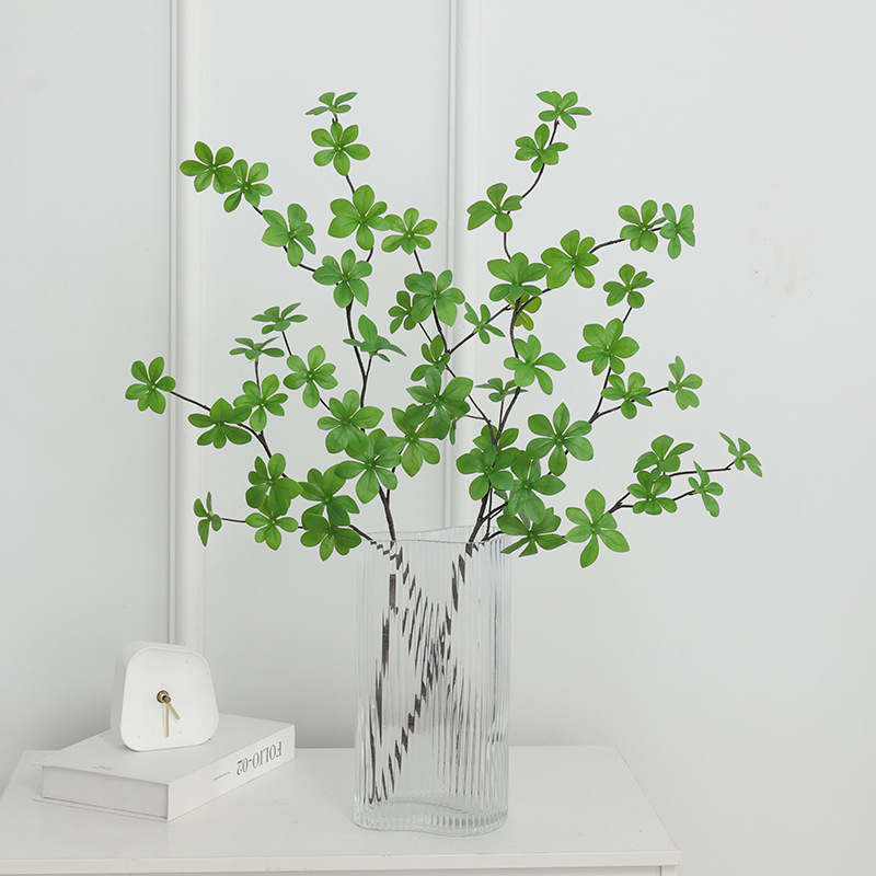 Plantă artificială verde, cu ramură agățată în formă de clopot și frunze cu mai mulți loburi, pentru decorul sufrageriei și al mesei
