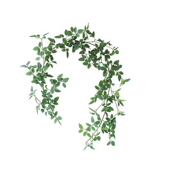 Plante artificiale verzi cu frunze de mătase pentru decorarea scării într-o vilă luxoasă, frunze de trandafir și frunze de viță