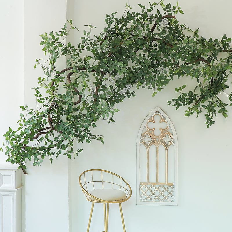 Plante artificiale verzi cu frunze de mătase pentru decorarea scării într-o vilă luxoasă, frunze de trandafir și frunze de viță