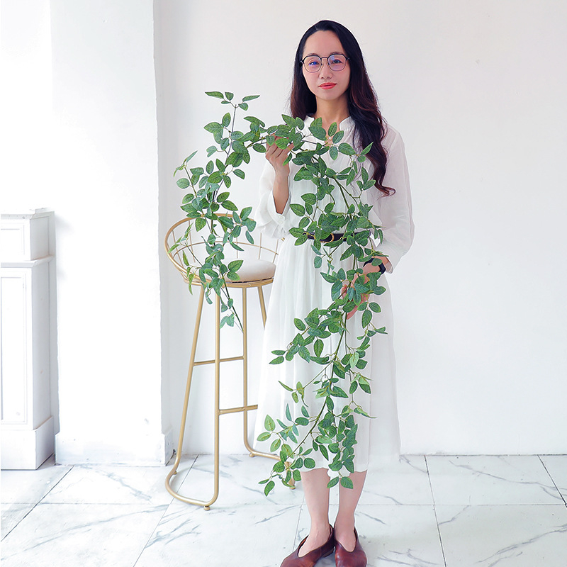 Plante artificiale verzi cu frunze de mătase pentru decorarea scării într-o vilă luxoasă, frunze de trandafir și frunze de viță