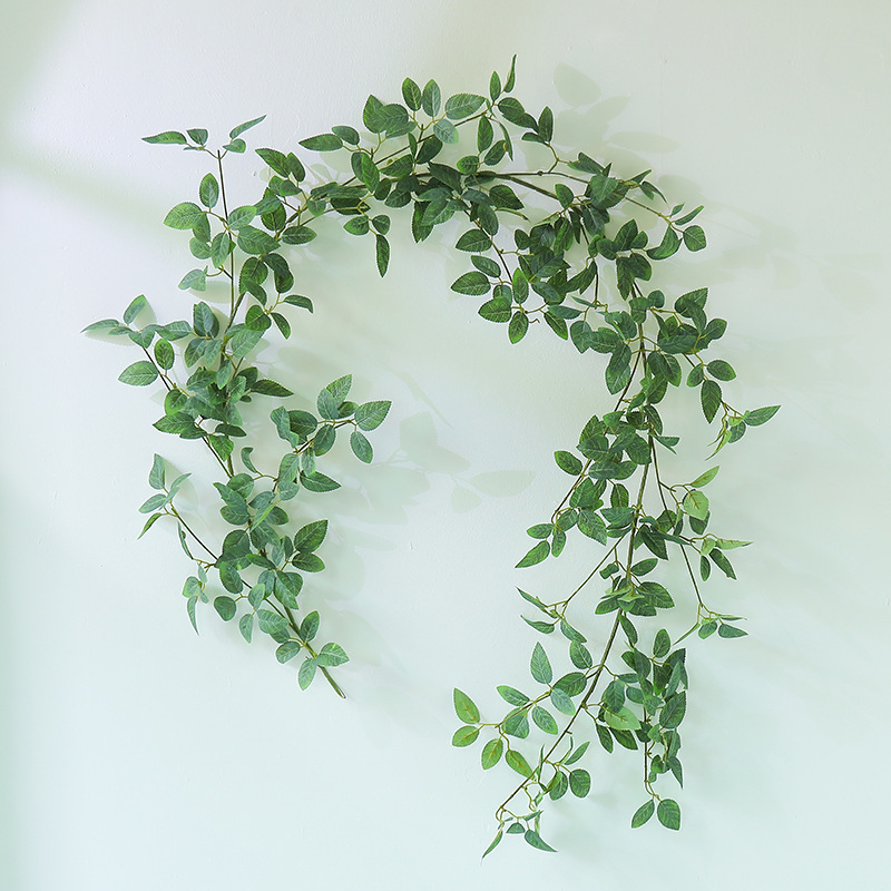 Plante artificiale verzi cu frunze de mătase pentru decorarea scării într-o vilă luxoasă, frunze de trandafir și frunze de viță