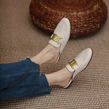 Γυναικείες mules από μαλακό δέρμα με μεταλλικό κούμπωμα, στρογγυλή μύτη, φλατ σόλα