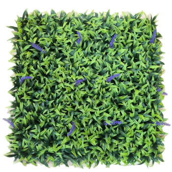 Perete de plante artificiale cu gazon de lavandă, fundal exterior luxos