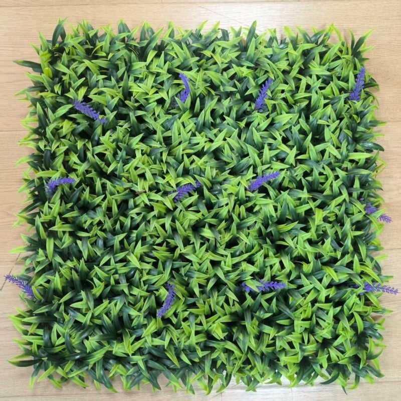 Perete de plante artificiale cu gazon de lavandă, fundal exterior luxos