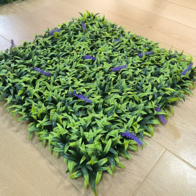 Perete de plante artificiale cu gazon de lavandă, fundal exterior luxos