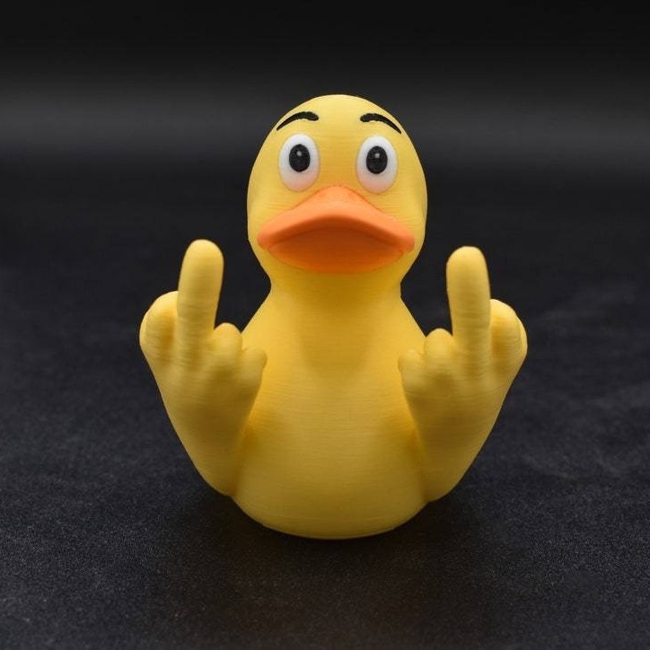 Rață din rășină, ornament cu ambele mâini ridicate arătând degetul mijlociu, pentru decorul casei și grădinii; drăguță și plină de farmec, pare să plutească