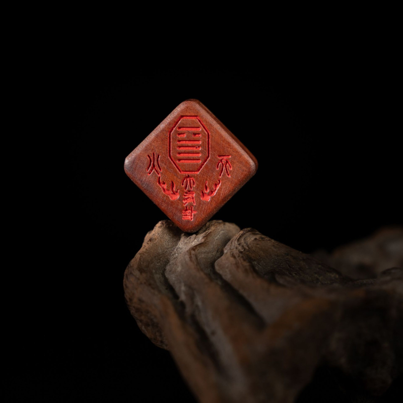 Amulet od drveta datulje, zlatno svjetleći talisman, mali kvadratni privjesak, taoistički ritualni alat, prenosni dodatak, fino izrezbareno od starog drveta.