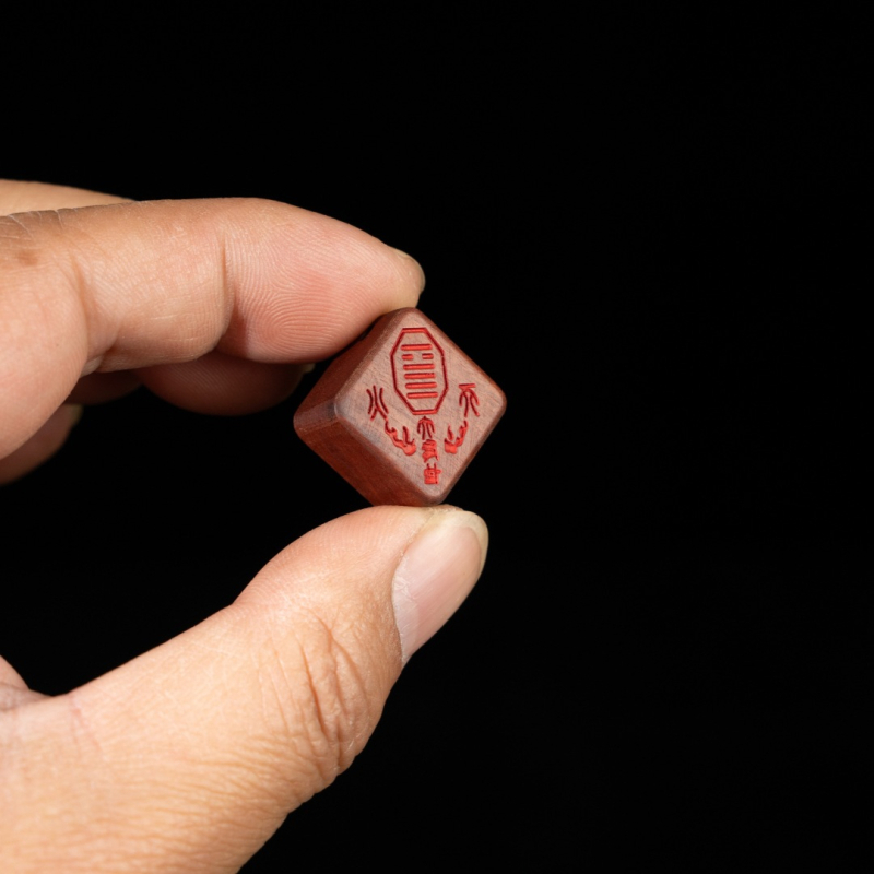 Amulet od drveta datulje, zlatno svjetleći talisman, mali kvadratni privjesak, taoistički ritualni alat, prenosni dodatak, fino izrezbareno od starog drveta.