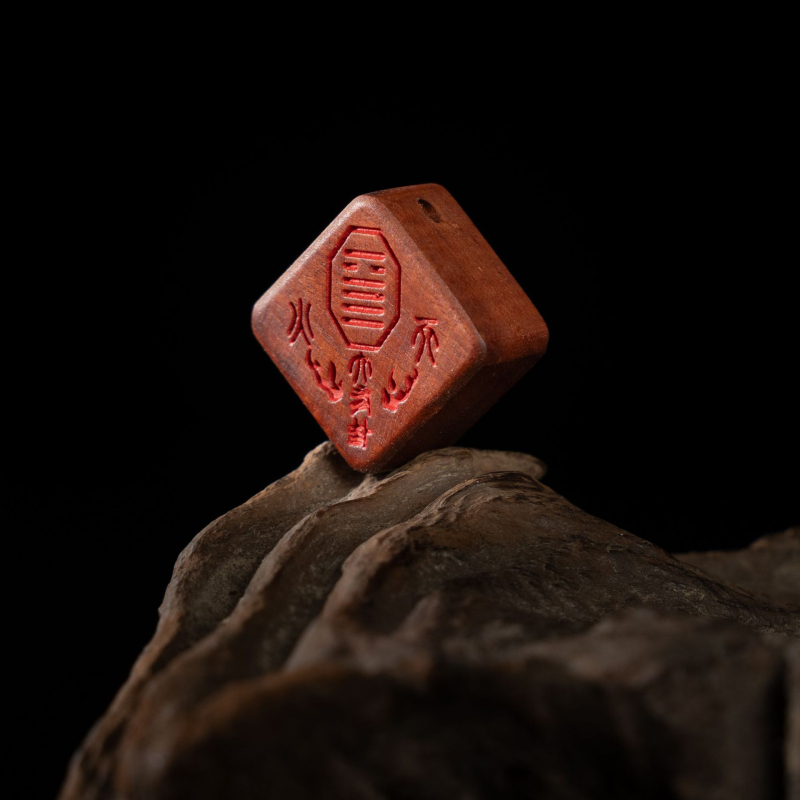 Amulet od drveta datulje, zlatno svjetleći talisman, mali kvadratni privjesak, taoistički ritualni alat, prenosni dodatak, fino izrezbareno od starog drveta.