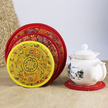 Nepalske ručno izrađene podloge za ritualne instrumente: podloga za zvučne zdjele, dno Buddha zdjele, podloga za Vajra zvono, prostirka za čajnik u klasičnom etničkom stilu