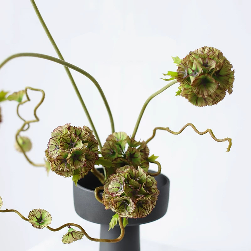 Aranjament de flori artificiale într-un ghiveci albastru, pentru decorul casei, cu flori uscate de păpădie