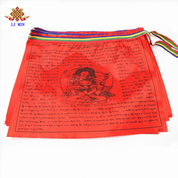 Šarene tibetanske molitvene zastavice s motivom obiteljskog blagostanja i zastavice vjetrovog konja