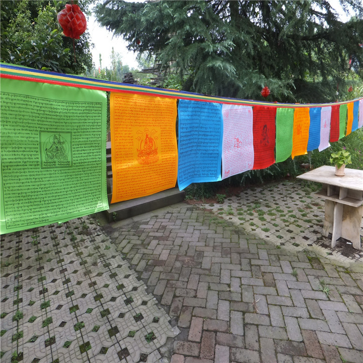 Šarene tibetanske molitvene zastavice s motivom obiteljskog blagostanja i zastavice vjetrovog konja