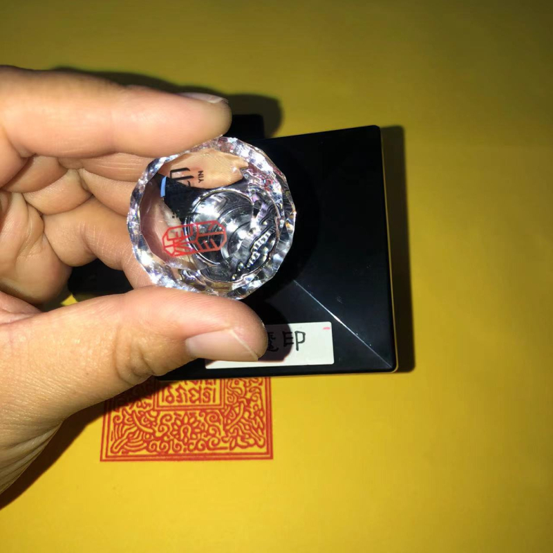 Tantranski tibetanski pečat amulet s motivom Padmasambhaye i materijalom za oslobađanje ulja