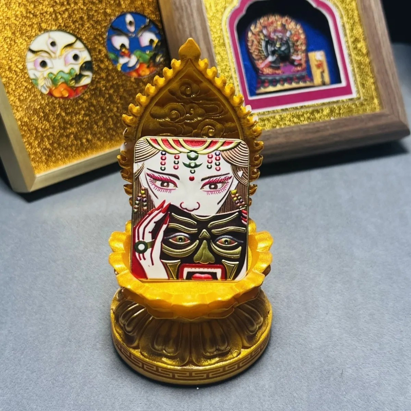 Thangka privjesak od legure s ugraviranim motivom i osam reljefnih pločica zaštitara