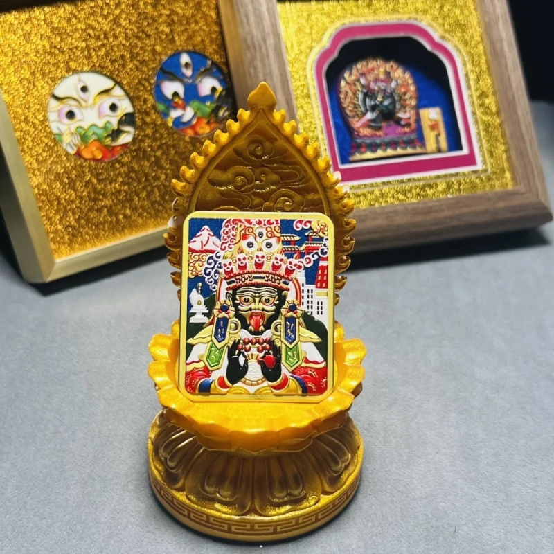 Thangka privjesak od legure s ugraviranim motivom i osam reljefnih pločica zaštitara