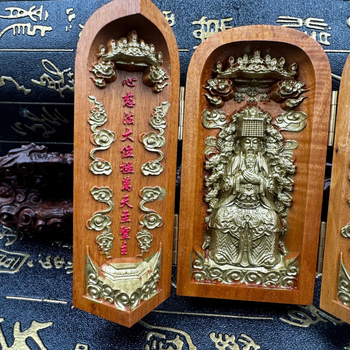 Statuetă Jade Emperor din Thunderwood, cu trei deschideri, finisaj auriu pictat manual