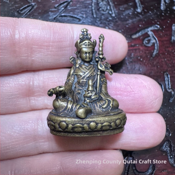 Statuetă Buddha din alamă — Padmasambhava, Maestrul Născut din Lotus; mică statueta de cupru cu finisaj antic, ornament de buzunar
