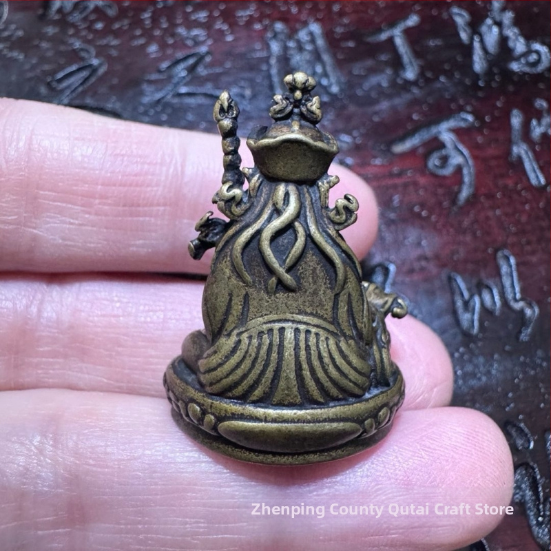 Statuetă Buddha din alamă — Padmasambhava, Maestrul Născut din Lotus; mică statueta de cupru cu finisaj antic, ornament de buzunar