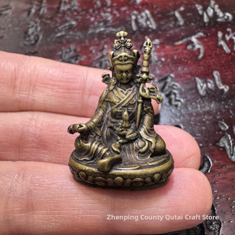 Statuetă Buddha din alamă — Padmasambhava, Maestrul Născut din Lotus; mică statueta de cupru cu finisaj antic, ornament de buzunar