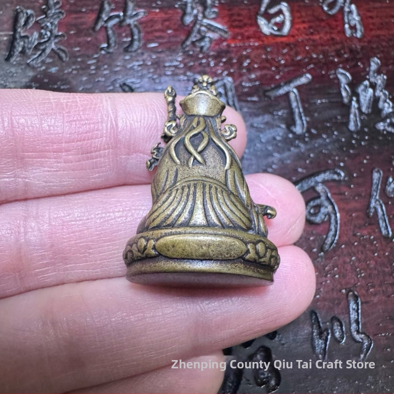 Statuetă Buddha din alamă — Padmasambhava, Maestrul Născut din Lotus; mică statueta de cupru cu finisaj antic, ornament de buzunar