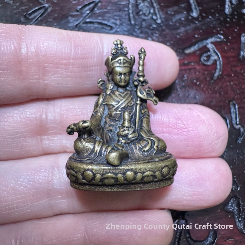Statuetă Buddha din alamă — Padmasambhava, Maestrul Născut din Lotus; mică statueta de cupru cu finisaj antic, ornament de buzunar