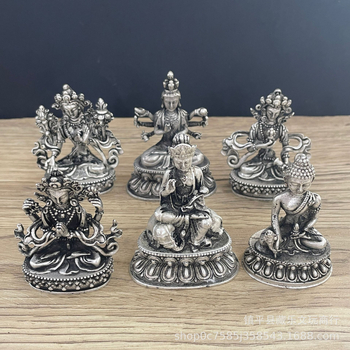 Statuetă tibetiană antic placată cu argint: Guanyin cu mii de brațe, Green Tara și Buddha-ul Medicine Bodhisattva – statuetă de buzunar