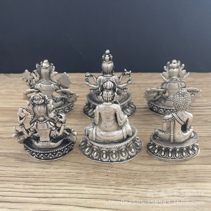 Statuetă tibetiană antic placată cu argint: Guanyin cu mii de brațe, Green Tara și Buddha-ul Medicine Bodhisattva – statuetă de buzunar