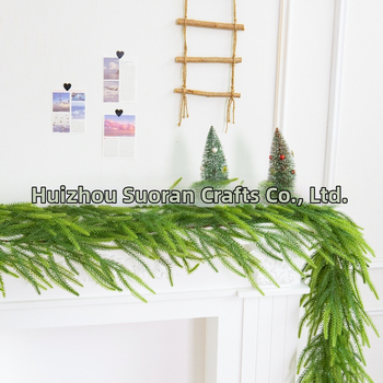 Plantă artificială Norfolk Pine și viță de ratán pentru decor de Crăciun la șemineu și decor interior