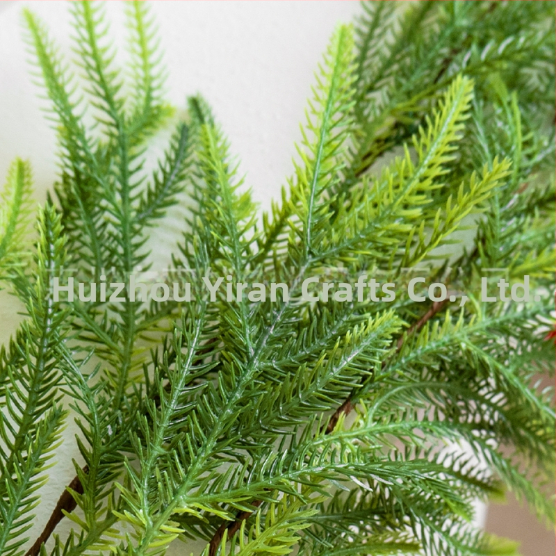 Plantă artificială Norfolk Pine și viță de ratán pentru decor de Crăciun la șemineu și decor interior