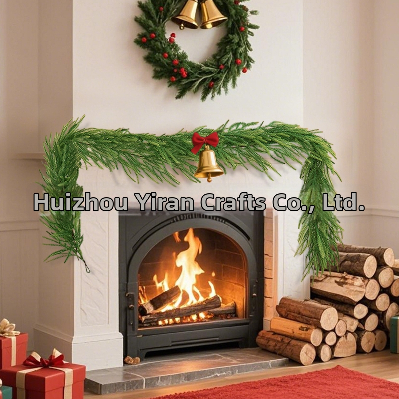 Plantă artificială Norfolk Pine și viță de ratán pentru decor de Crăciun la șemineu și decor interior