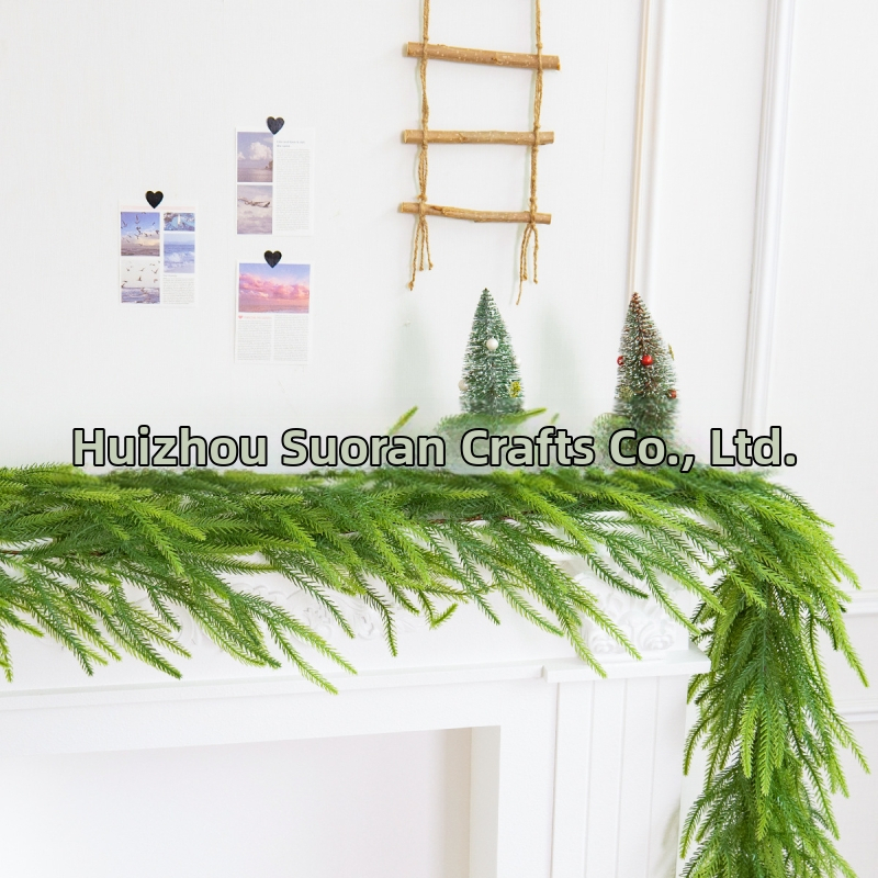 Plantă artificială Norfolk Pine și viță de ratán pentru decor de Crăciun la șemineu și decor interior