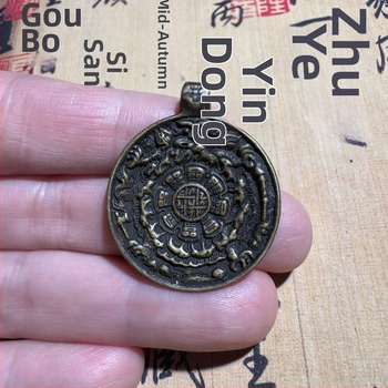 Pandantiv vechi din alamă, cu nouă compartimente, ce afișează cele douăsprezece semne zodiacale și opt trigrame, amuletă cu zeu și Buddha