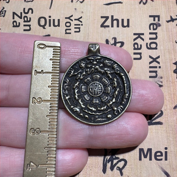 Pandantiv vechi din alamă, cu nouă compartimente, ce afișează cele douăsprezece semne zodiacale și opt trigrame, amuletă cu zeu și Buddha