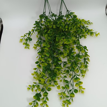 Viță de ratan artificial cu eucaliptus – plantă verde decorativă agățată, pentru perete, interior și exterior