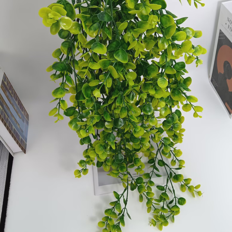 Viță de ratan artificial cu eucaliptus – plantă verde decorativă agățată, pentru perete, interior și exterior