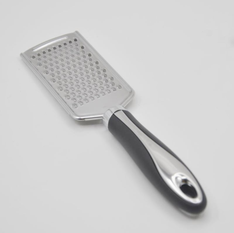 Set de ustensile de bucătărie din oțel inoxidabil: răzătoare, lingură de înghețată, cuțit pentru pizza și tăietor pentru pizza.