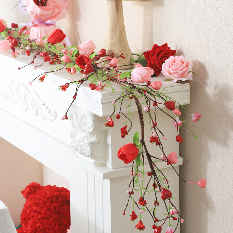 Viță de lalele artificiale, cu fluture și inimă, decor pentru Ziua Îndrăgostiților