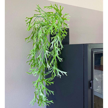 Plantă artificială pentru perete cu ferigi atârnate și liane, decor de interior