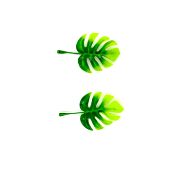 Plantă artificială cu frunze de broască-țestoasă, viță agățată de perete