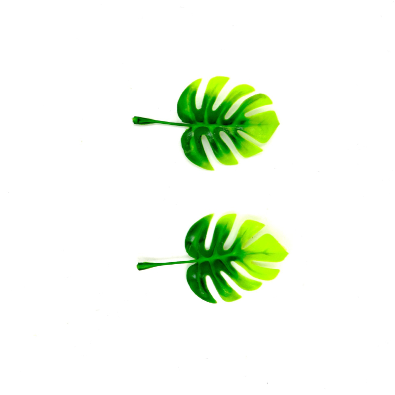 Plantă artificială cu frunze de broască-țestoasă, viță agățată de perete