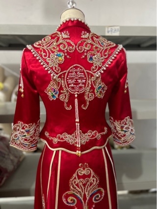 Xiuhe vjenčana haljina s motivom zmaja i feniksa, niski dekolte, retro stil, jesen 2025 kolekcija, zlatni baršun