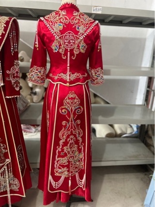 Xiuhe vjenčana haljina s motivom zmaja i feniksa, niski dekolte, retro stil, jesen 2025 kolekcija, zlatni baršun