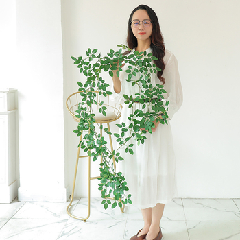 Liană artificială cu frunze verzi pentru perete – plantă cățărătoare decorativă