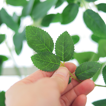 Liană artificială cu frunze verzi pentru perete – plantă cățărătoare decorativă