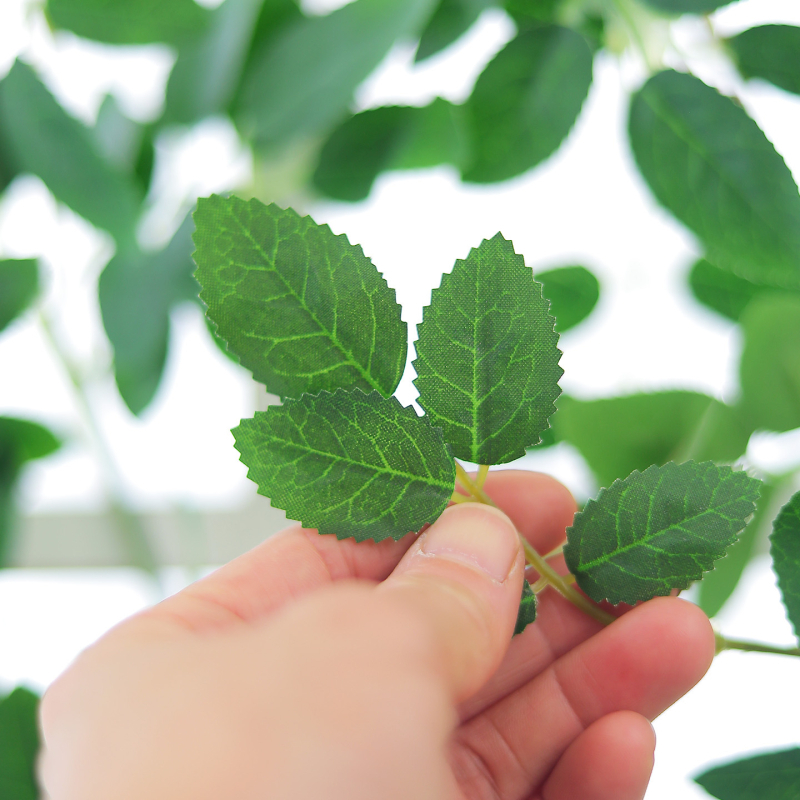 Liană artificială cu frunze verzi pentru perete – plantă cățărătoare decorativă