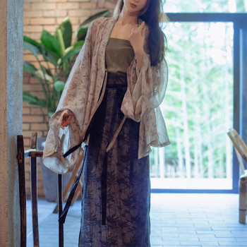 Hanfu set u kineskom stilu: top s plisiranom suknjom i naramenicama, detalj od bambus čvora, nadahnut dinastijama Wei i Jin