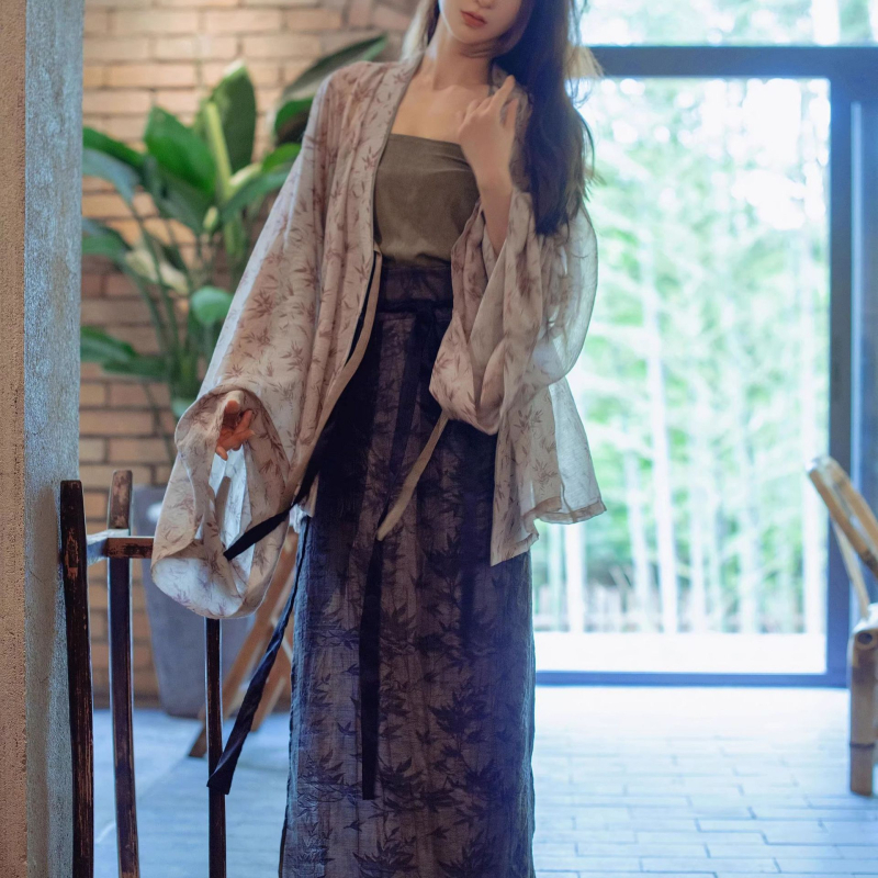 Hanfu set u kineskom stilu: top s plisiranom suknjom i naramenicama, detalj od bambus čvora, nadahnut dinastijama Wei i Jin